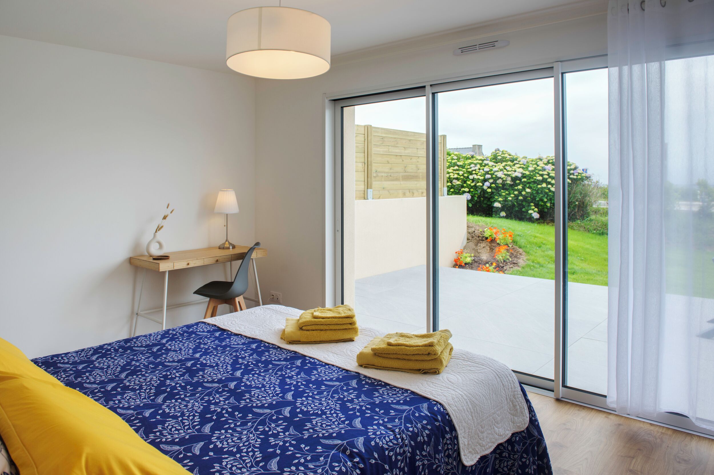 2 chambres, bureau, fer et planche à repasser, lit parapluie