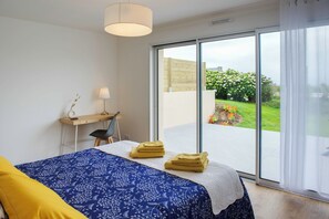 2 間睡房、書桌、熨斗/熨衫板、可攜式嬰兒床