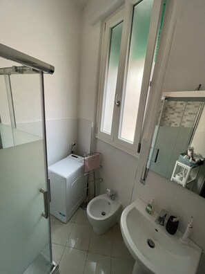 Douche, sèche-cheveux, bidet, serviettes fournies