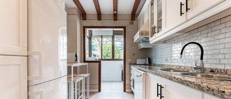 Jääkaappi, mikroaaltouuni, uuni, astianpesukone