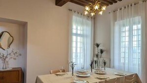 A dining area with a wooden ceiling, white tablecloth-covered table, and chairs. - ANGE & LICE" HOUSE PERNES-LES-FONTAINES (Pernes-les-Fontaines)