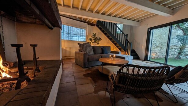 A cozy living room with a fireplace, a sofa, a coffee table, and wicker chairs. - ANGE & LICE" HOUSE PERNES-LES-FONTAINES (Pernes-les-Fontaines)