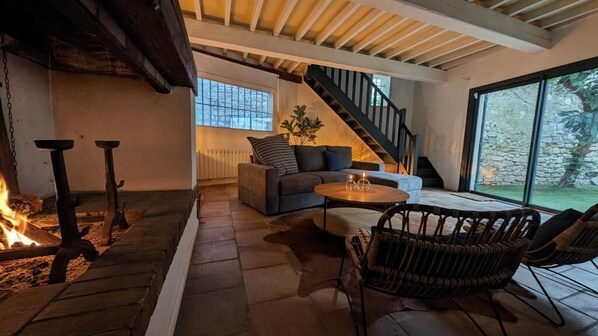 Fernseher, Kamin, Bücher, Arbeitsbereiche