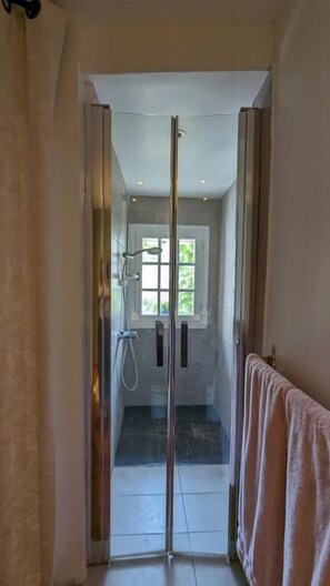 Een douche, een haardroger, handdoeken