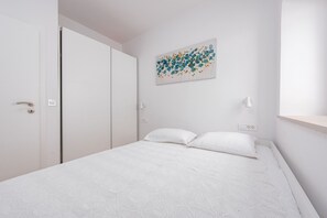 3 bedrooms, free WiFi, bed sheets, wheelchair access