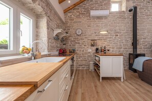 Fridge, oven, stovetop, dishwasher