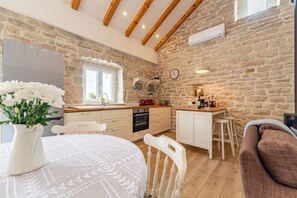 Fridge, oven, stovetop, dishwasher