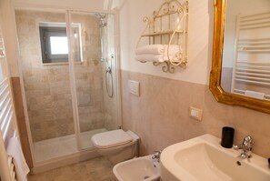 Shower, rainfall showerhead, hair dryer, bidet - Giardino dei Sugheri (Scarlino)