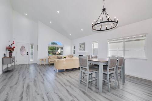 Cozy House in gate community in center of Chino