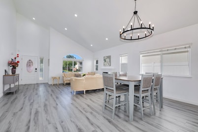 Cozy House in gate community in center of Chino