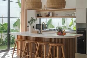 Design Villa | Private kitchen | Fridge, microwave, stovetop, cookware/dishes/utensils - Villa Maka Pererenan (Canggu)