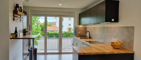 Réfrigérateur, four, lave-vaisselle, cafetière/bouilloire