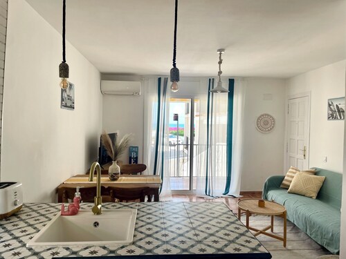 Seafront & Newly Renovated: Pool, AC & Hidden Coves 1 min away