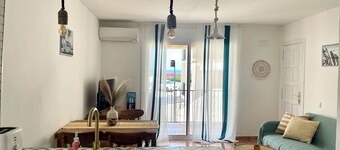 Seafront & Newly Renovated: Pool, AC & Hidden Coves 1 min away