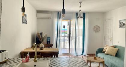 Seafront & Newly Renovated: Pool, AC & Hidden Coves 1 min away