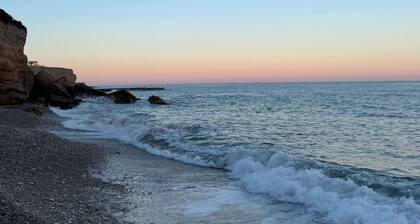 Seafront & Newly Renovated: Pool, AC & Hidden Coves 1 min away