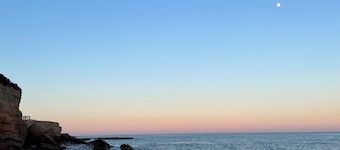 Seafront & Newly Renovated: Pool, AC & Hidden Coves 1 min away