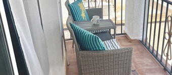 Seafront & Newly Renovated: Pool, AC & Hidden Coves 1 min away