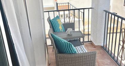 Seafront & Newly Renovated: Pool, AC & Hidden Coves 1 min away