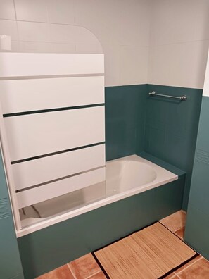 Haartrockner, Bidet, Handtücher
