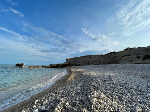 Seafront & Newly Renovated: Pool, AC & Hidden Coves 1 min away