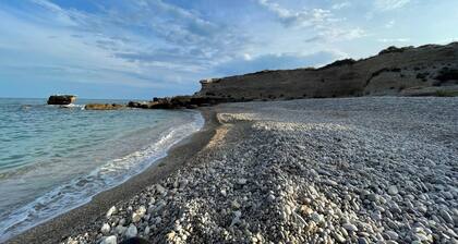 Seafront & Newly Renovated: Pool, AC & Hidden Coves 1 min away