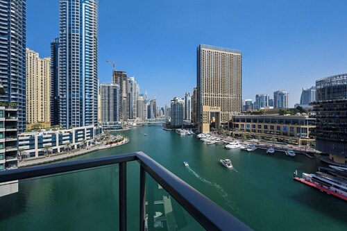 Luxe Dubai Marina 3BR condo! Stunning Views, Modern Amenities, Prime Location.