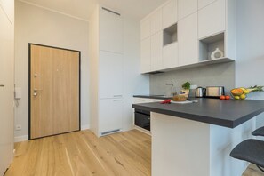 Deluxe-Apartment | Eigene Küche | Großer Kühlschrank, Mikrowelle, Ofen, Herdplatte