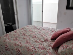 2 soverom, strykejern/-brett, wi-fi (mot et tillegg) og sengetøy