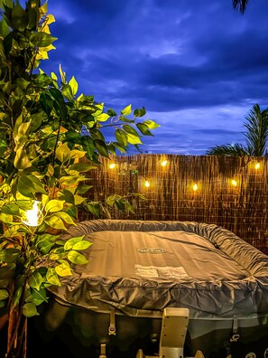 Outdoor spa tub - Villa luna and spa (la possession)