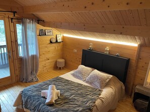 4 camere, una scrivania, ferro/asse da stiro, culla da viaggio