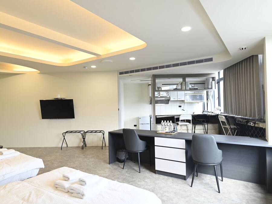 Business Quadruple Room, City View