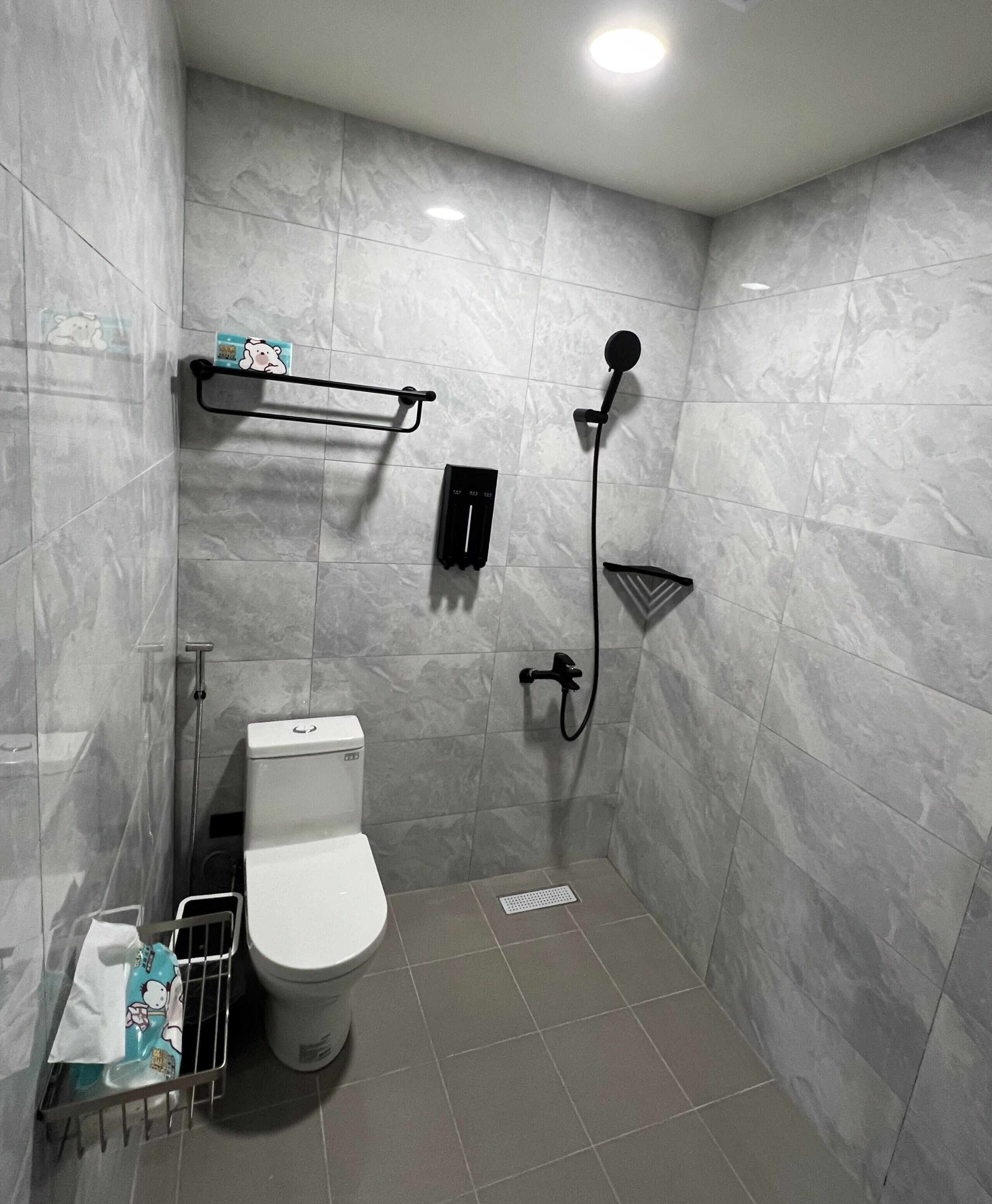 Business Quadruple Room, City View | Bathroom