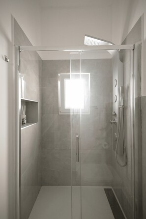 Dusj, hårføner, håndklær og såpe