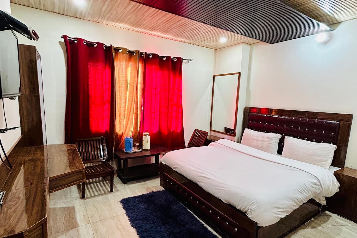 Family Room | 1 bedroom, desk, laptop workspace, free WiFi