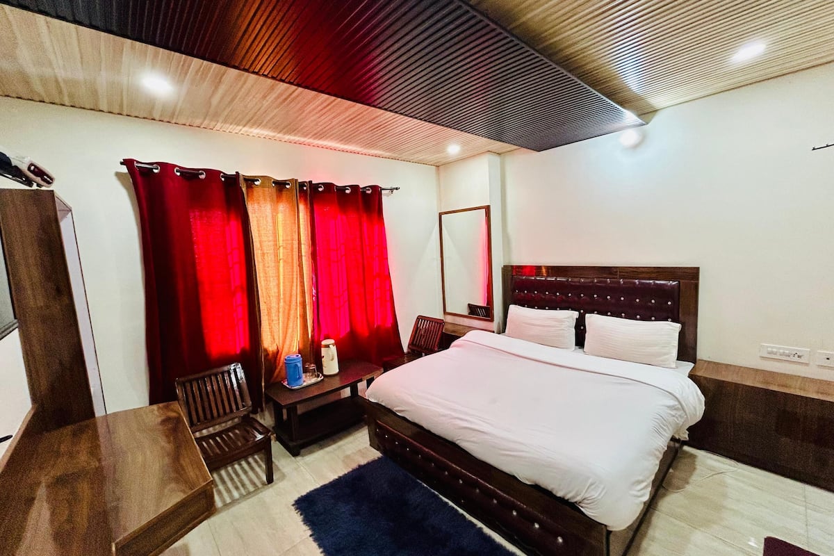 Deluxe Room | 1 bedroom, desk, laptop workspace, free WiFi