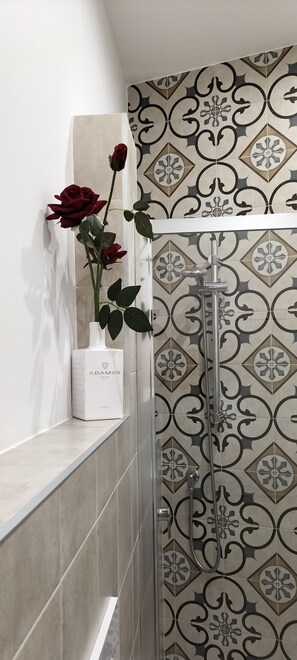Family Quadruple Room, City View | Bathroom | Shower, free toiletries, hair dryer, towels - Le Scale di Pietra  (Conversano)
