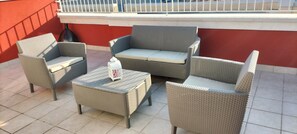 Familie vierpersoonskamer, uitzicht op de stad | Donsdekens, een minibar met enkele gratis items, individueel gedecoreerd
