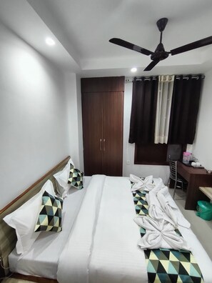 In-room safe, desk, laptop workspace, free WiFi - Hotel Nue-Nest (Rishikesh)