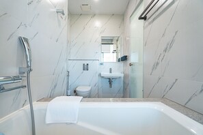 مجففات شعر، مناشف، صابون، شامبو