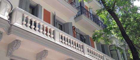 Vista frontal de la propiedad