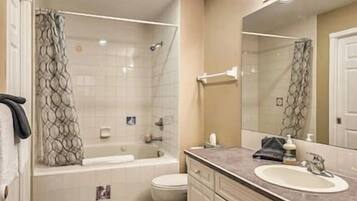 Secadora de cabello, toallas, jabón, shampoo