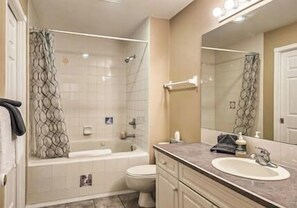 Secadora de cabello, toallas, jabón, shampoo 