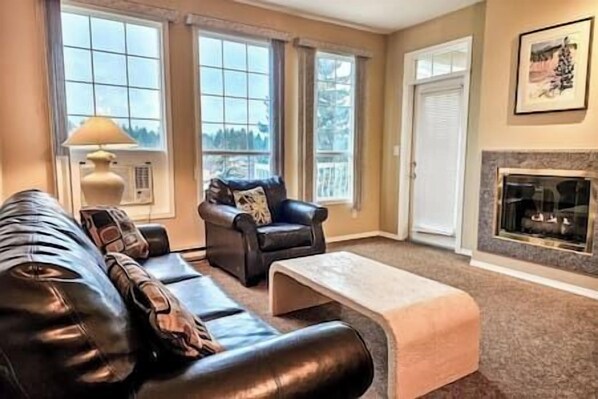 Televisión y chimenea 