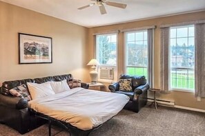 1 bedroom, free WiFi, bed sheets - King bed / Patio / Golf / Ski resort nearby (Fairmont Hot Springs)