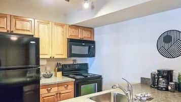 Een koelkast, een magnetron, een oven, een kookplaat