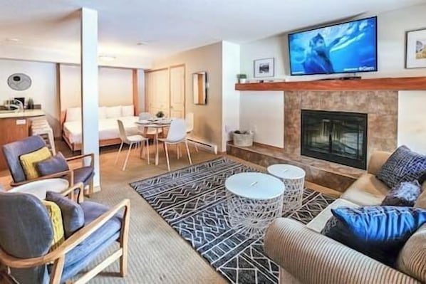 Televisión y chimenea