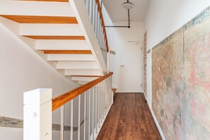 A staircase with wooden handrails and white walls. - The "Berthas gröön Stuuv" vacation apartment in Garding for up to 2 people (Garding)
