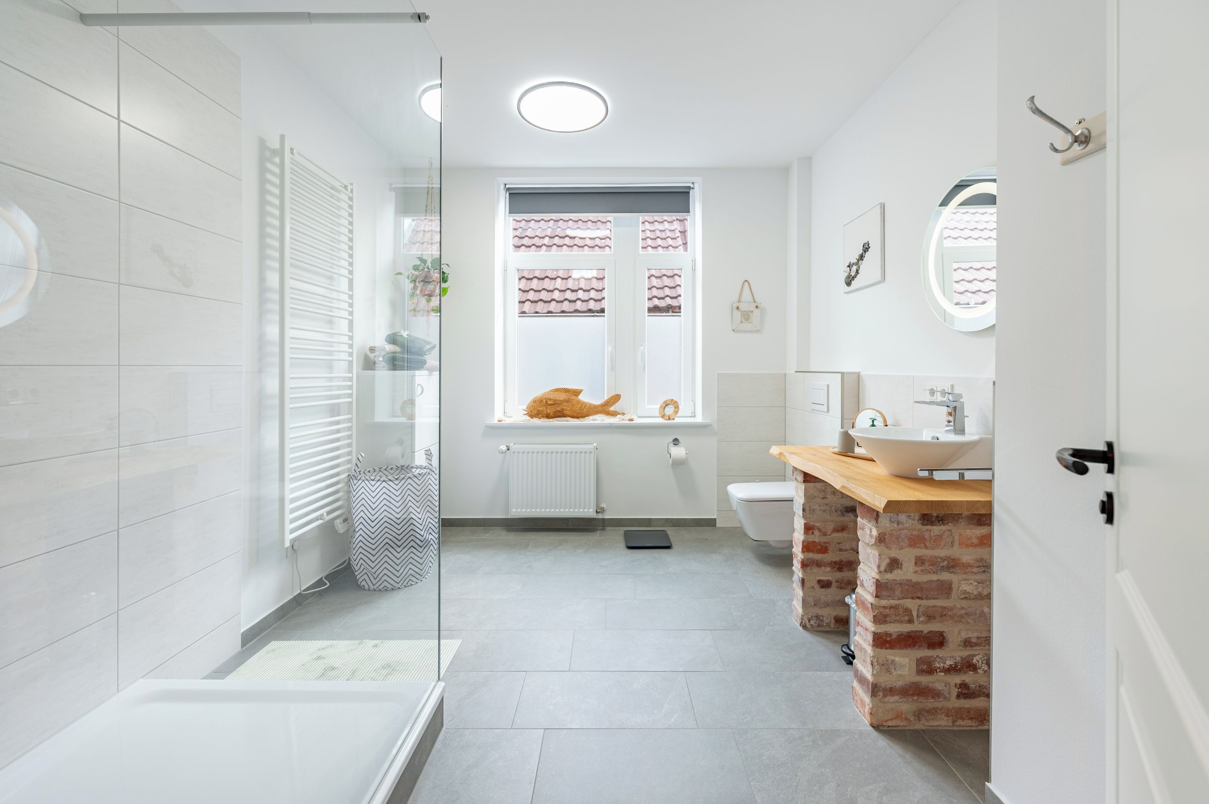 Ein modernes Badezimmer mit Dusche, Toilette und Waschbecken.