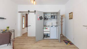 Geladeira, micro-ondas, cooktop, cafeteira/chaleira